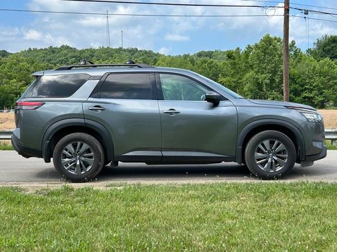 Used 2022 Nissan Pathfinder SV AWD/4WD image 3