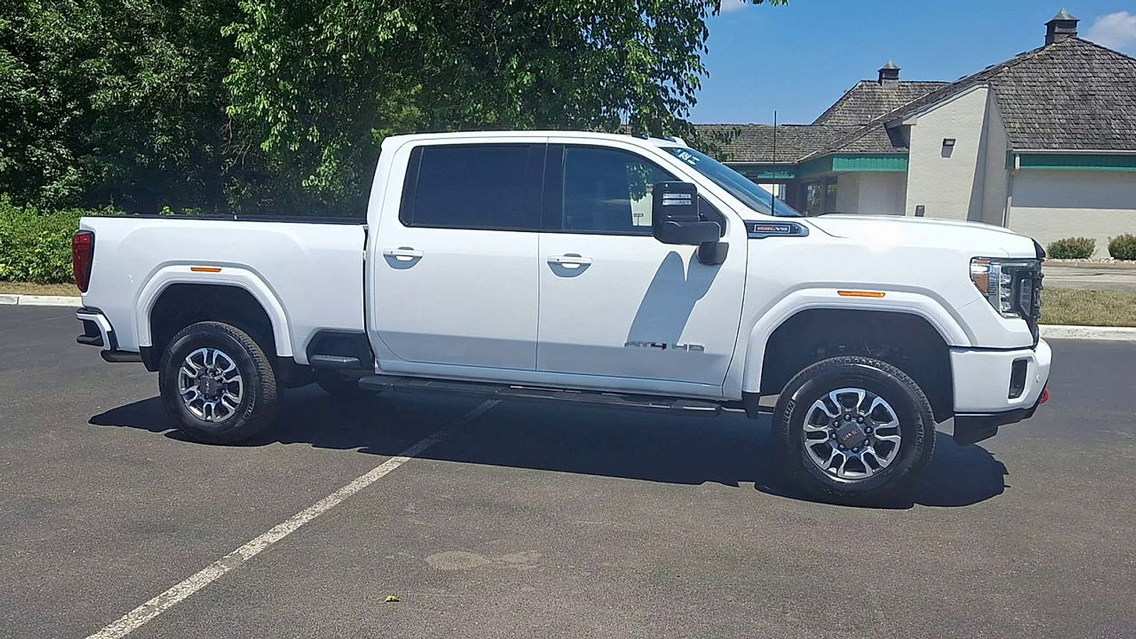 Used 2022 GMC Sierra 2500 AT4 w/ AT4 Preferred Package AWD/4WD image 4