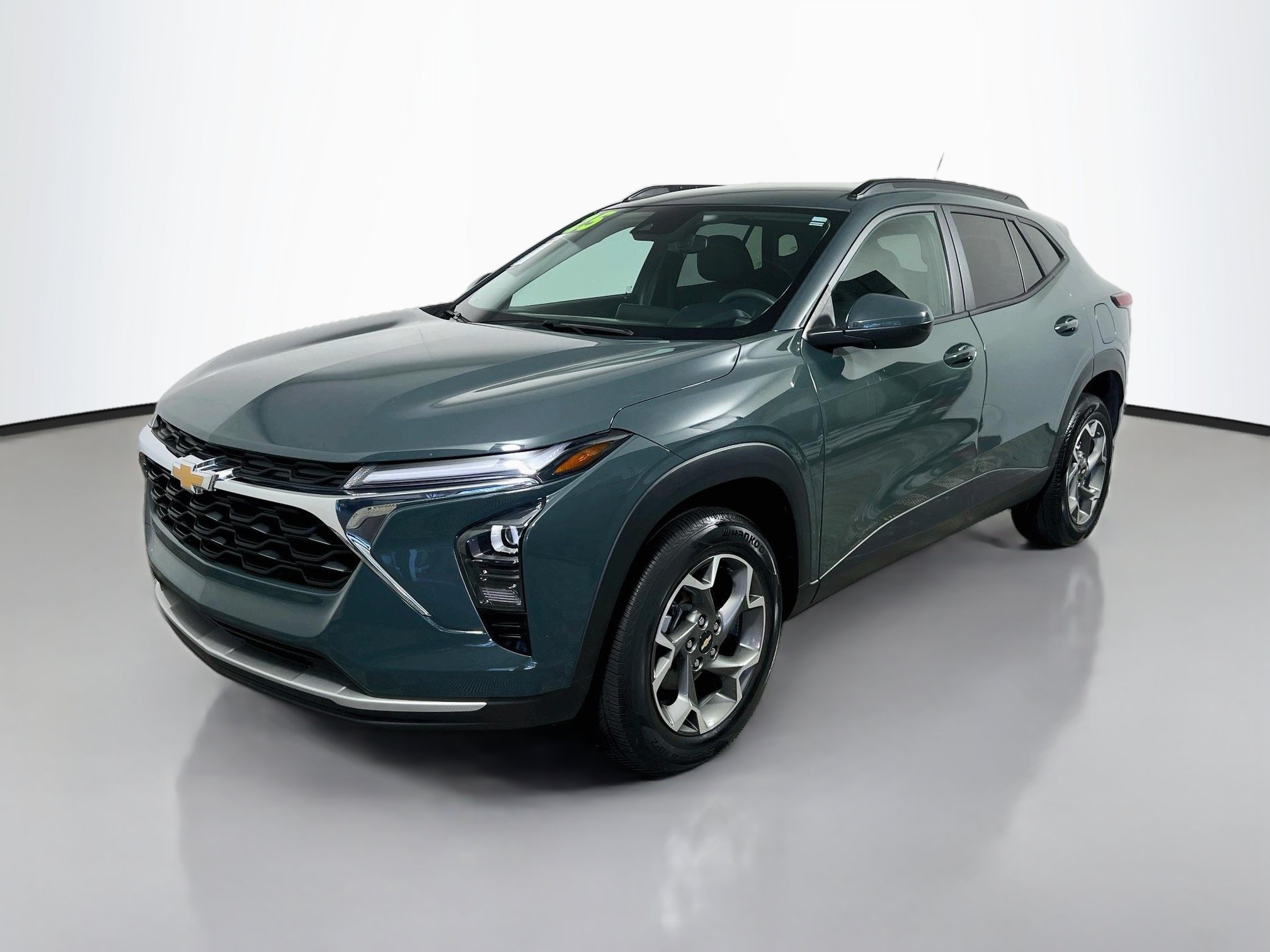 Used 2025 Chevrolet Trax LT FWD image 10