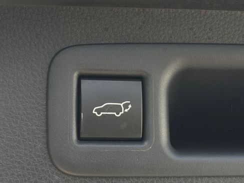 Used 2025 Toyota Highlander LE FWD image 23