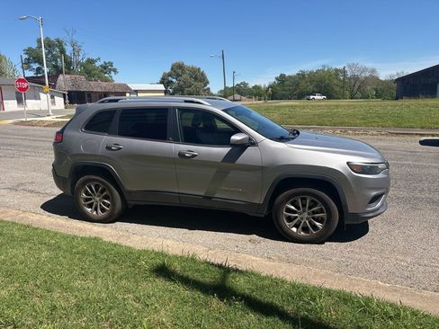 Used 2019 Jeep Cherokee Latitude Plus w/ Cold Weather Group image 7