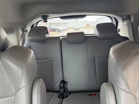 Used 2023 Toyota Sienna Limited FWD image 10