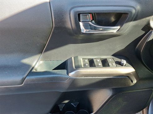 Used 2018 Toyota Tacoma TRD Sport image 12