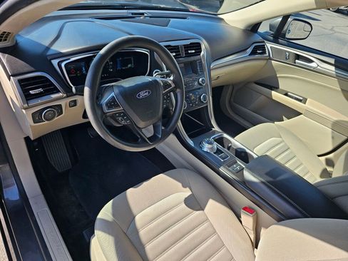 Used 2018 Ford Fusion SE image 2