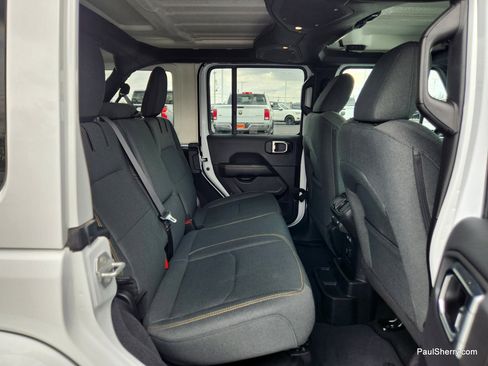 Used 2025 Jeep Wrangler Sahara image 41