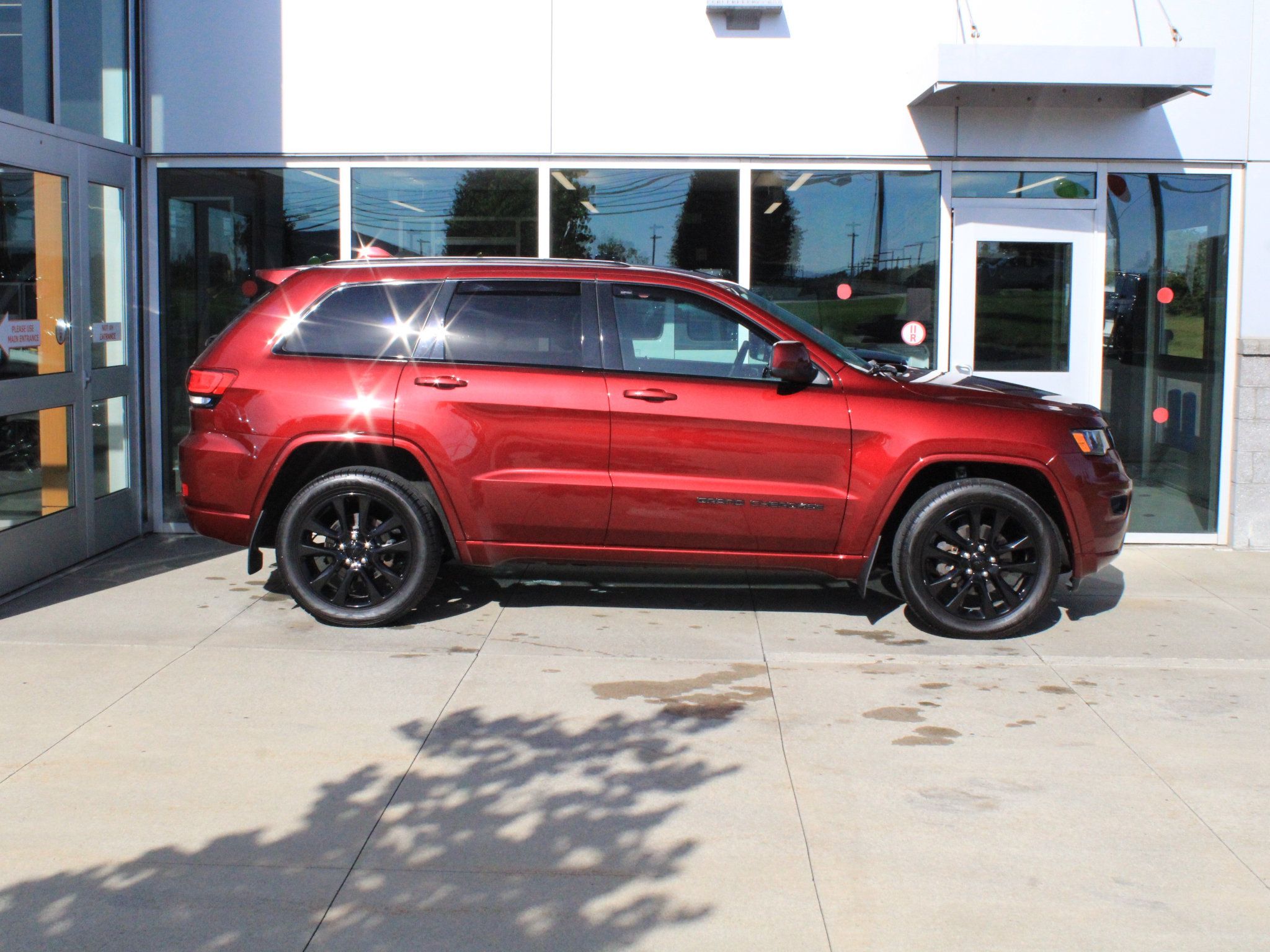 Used 2018 Jeep Grand Cherokee Altitude AWD/4WD image 4