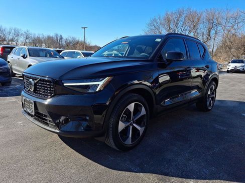 Certified 2025 Volvo XC40 B5 Plus image 3
