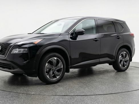 Used 2025 Nissan Rogue SV image 3