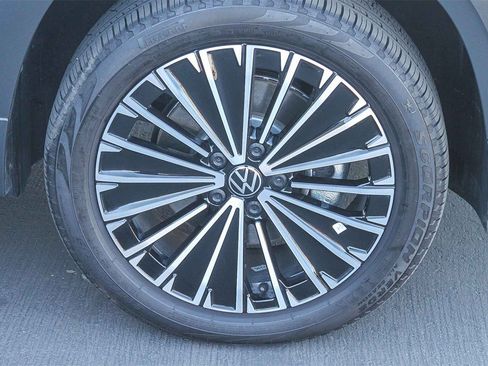 Used 2025 Volkswagen Taos SE image 12
