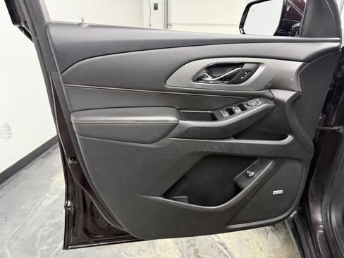 Used 2020 Chevrolet Traverse LT image 10