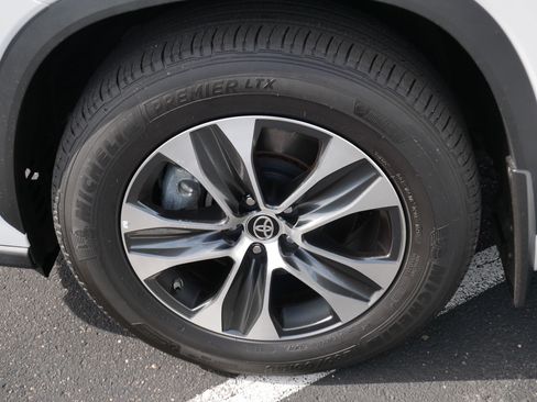Certified 2025 Toyota Highlander XLE AWD/4WD image 15