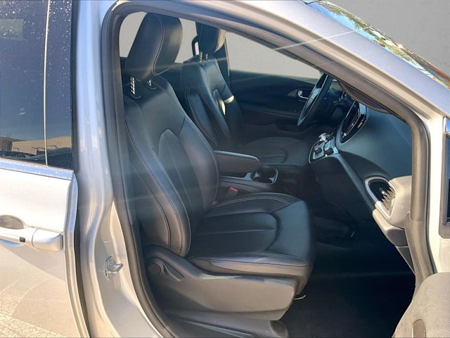 Used 2026 Chrysler Pacifica Select FWD image 9
