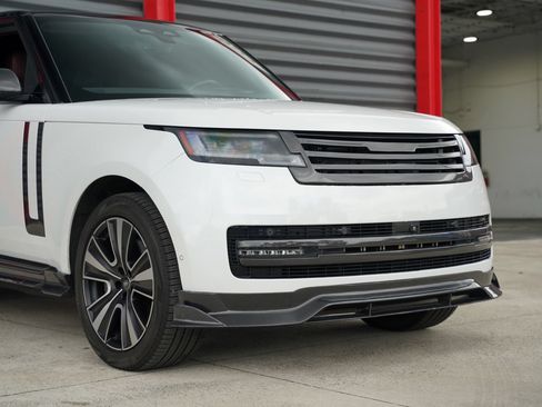 Used 2025 Land Rover Range Rover SE AWD/4WD image 3