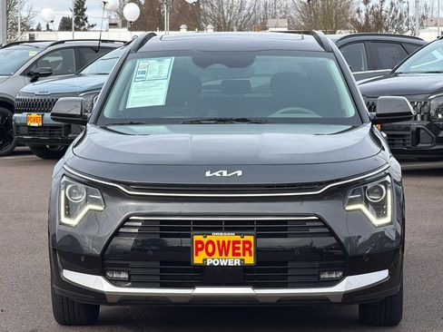Used 2023 Kia Niro SX image 9