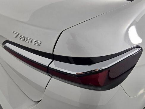 New 2026 BMW 750e xDrive image 9