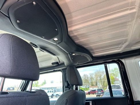 Used 2025 Jeep Wrangler Unlimited Sahara image 32