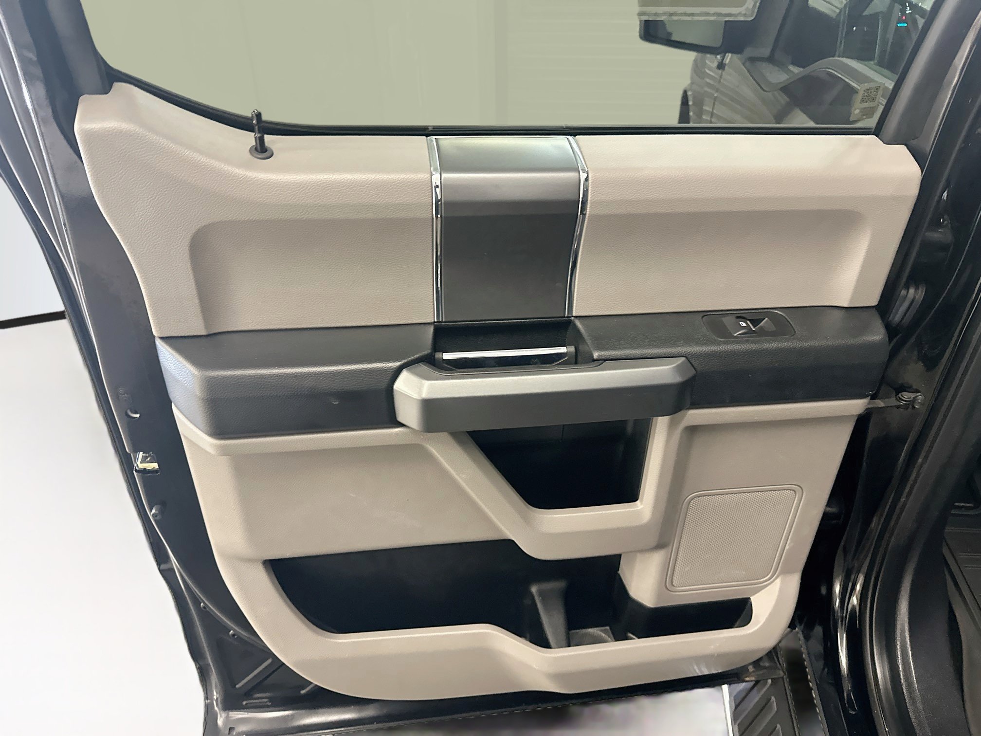 Used 2018 Ford F150 XLT w/ Equipment Group 302A Luxury AWD/4WD image 26
