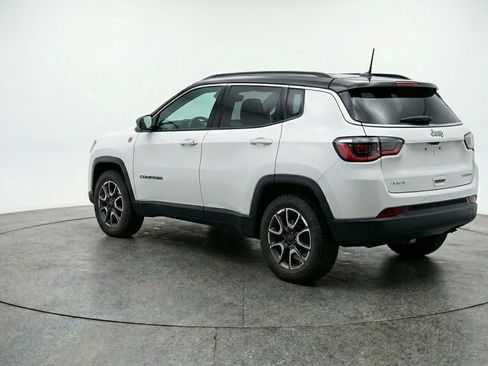 Used 2025 Jeep Compass Trailhawk image 6