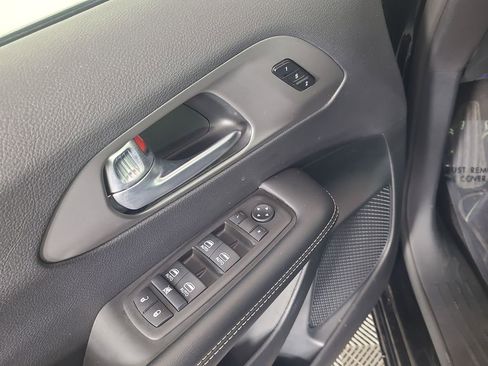 Used 2025 Chrysler Pacifica Select FWD image 17