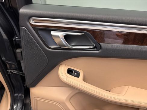 Certified 2024 Porsche Macan AWD/4WD image 27