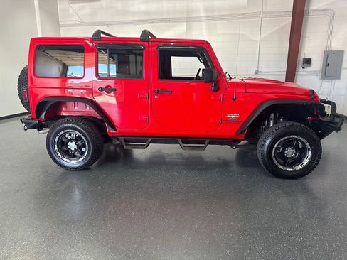 Used 2015 Jeep Wrangler Unlimited Sahara AWD/4WD image 3