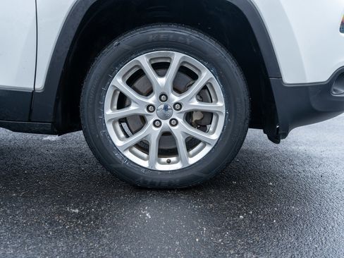 Used 2017 Jeep Cherokee Latitude w/ Cold Weather Group image 10