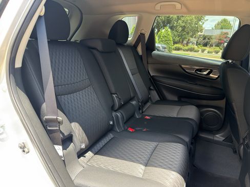Used 2017 Nissan Rogue SV w/ SV Premium Package FWD image 18