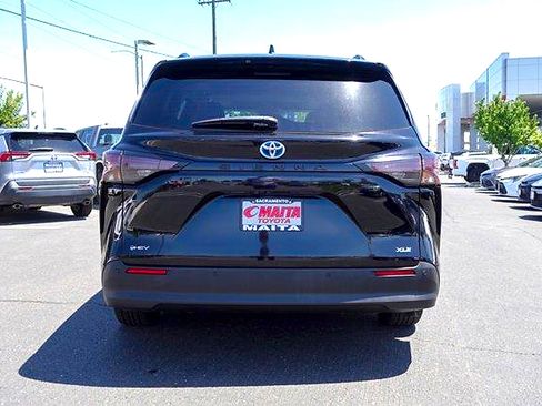 Certified 2025 Toyota Sienna XLE FWD image 6
