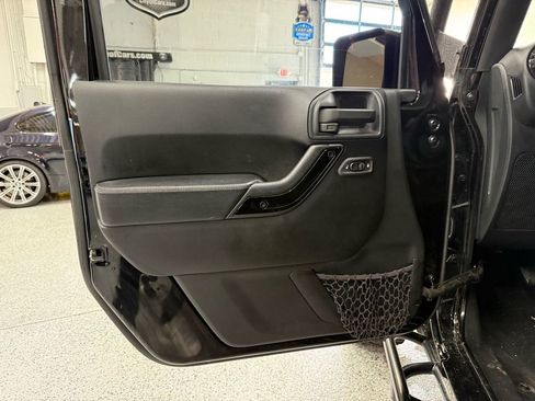 Used 2016 Jeep Wrangler Unlimited Sahara image 9