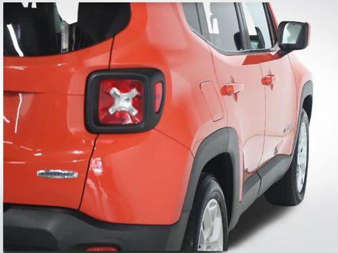 Used 2018 Jeep Renegade Latitude FWD image 43