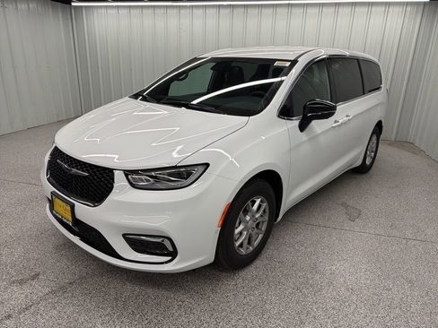 New 2026 Chrysler Pacifica Select image 3