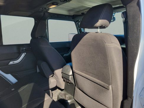 Used 2017 Jeep Wrangler Unlimited Sahara w/ Max Tow Package image 13