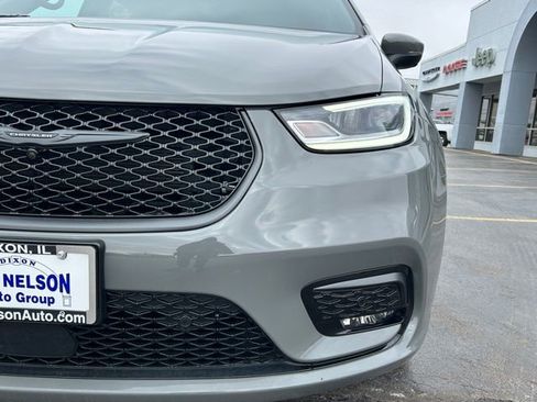 Used 2023 Chrysler Pacifica Touring-L w/ S Appearance Package image 4