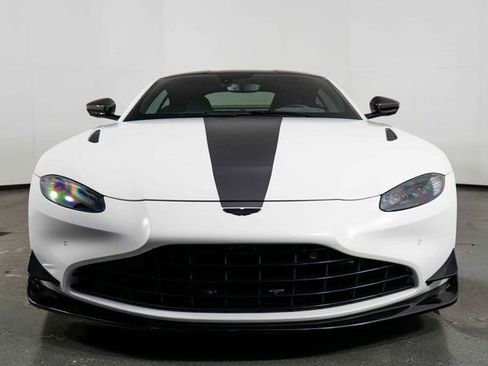 Used 2022 Aston Martin V8 Vantage Coupe image 3