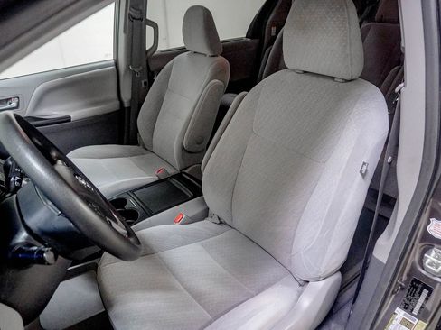 Used 2019 Toyota Sienna LE FWD image 19