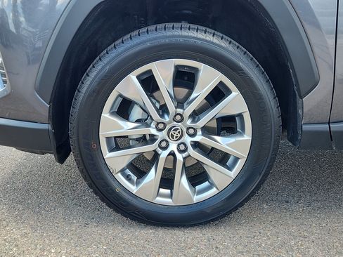 Used 2021 Toyota RAV4 XLE Premium AWD/4WD image 17