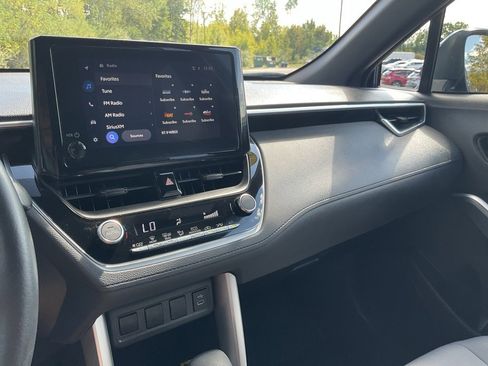 Used 2023 Toyota Corolla Cross SE image 12