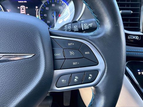 Used 2021 Chrysler Pacifica Touring w/ Cold Weather Group FWD image 18