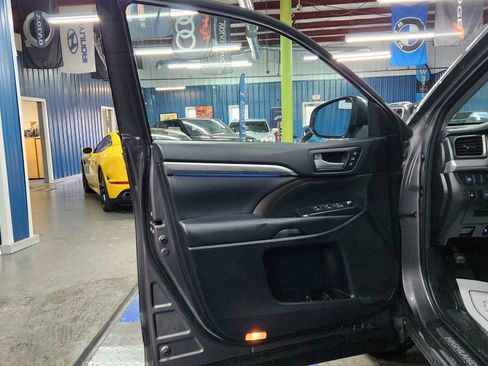 Used 2017 Toyota Highlander Limited image 6