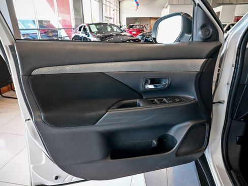 Used 2014 Mitsubishi Outlander SE AWD/4WD image 16
