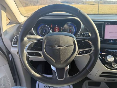 Used 2022 Chrysler Pacifica Touring-L image 27