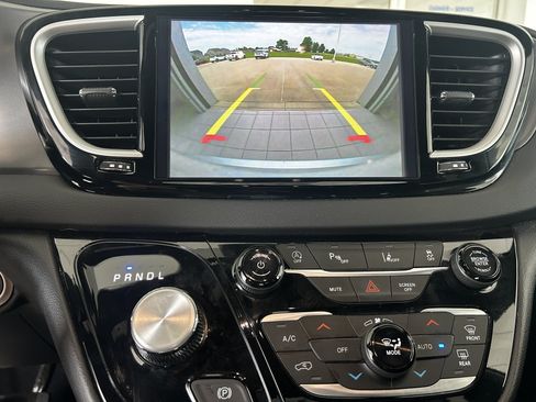 Used 2026 Chrysler Pacifica Select FWD image 16