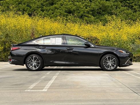 Certified 2025 Lexus ES 300h w/ Premium Package image 10