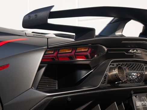 Used 2019 Lamborghini Aventador SVJ image 32