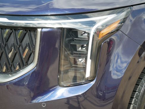 Used 2025 Kia Carnival FWD image 16