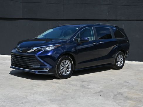 Used 2022 Toyota Sienna XLE w/ XLE Plus Package FWD image 3