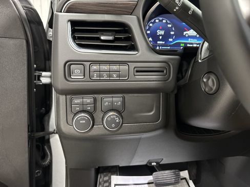 Used 2024 Chevrolet Tahoe Z71 w/ Luxury Package AWD/4WD image 18