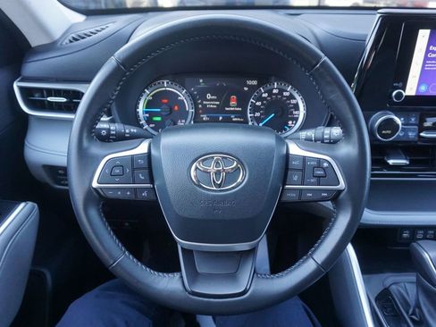 Used 2023 Toyota Highlander LE AWD/4WD image 3