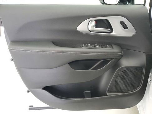 Used 2025 Chrysler Pacifica Limited FWD image 20