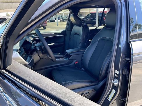 New 2026 Jeep Grand Cherokee Altitude AWD/4WD image 9